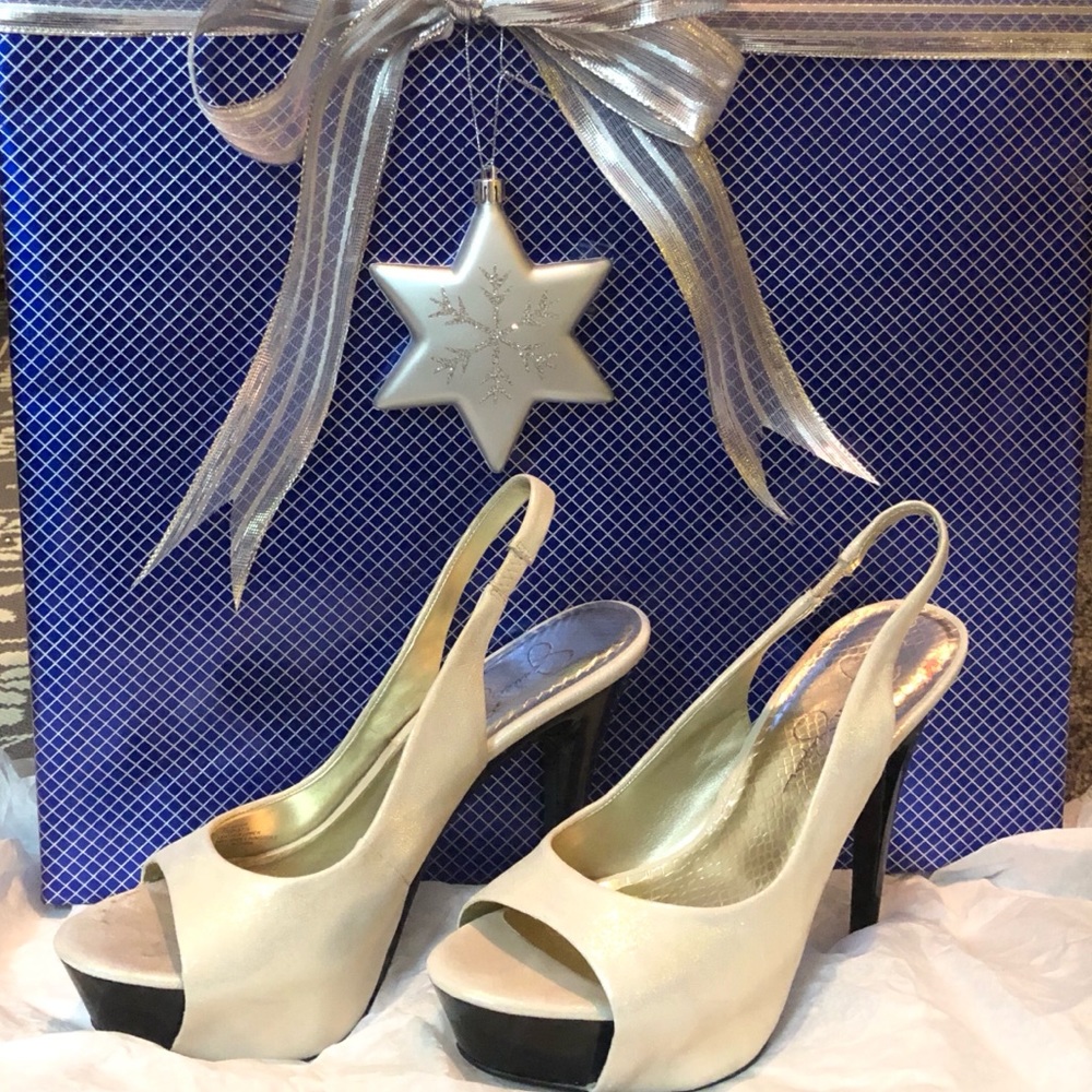 Slingback platform pump